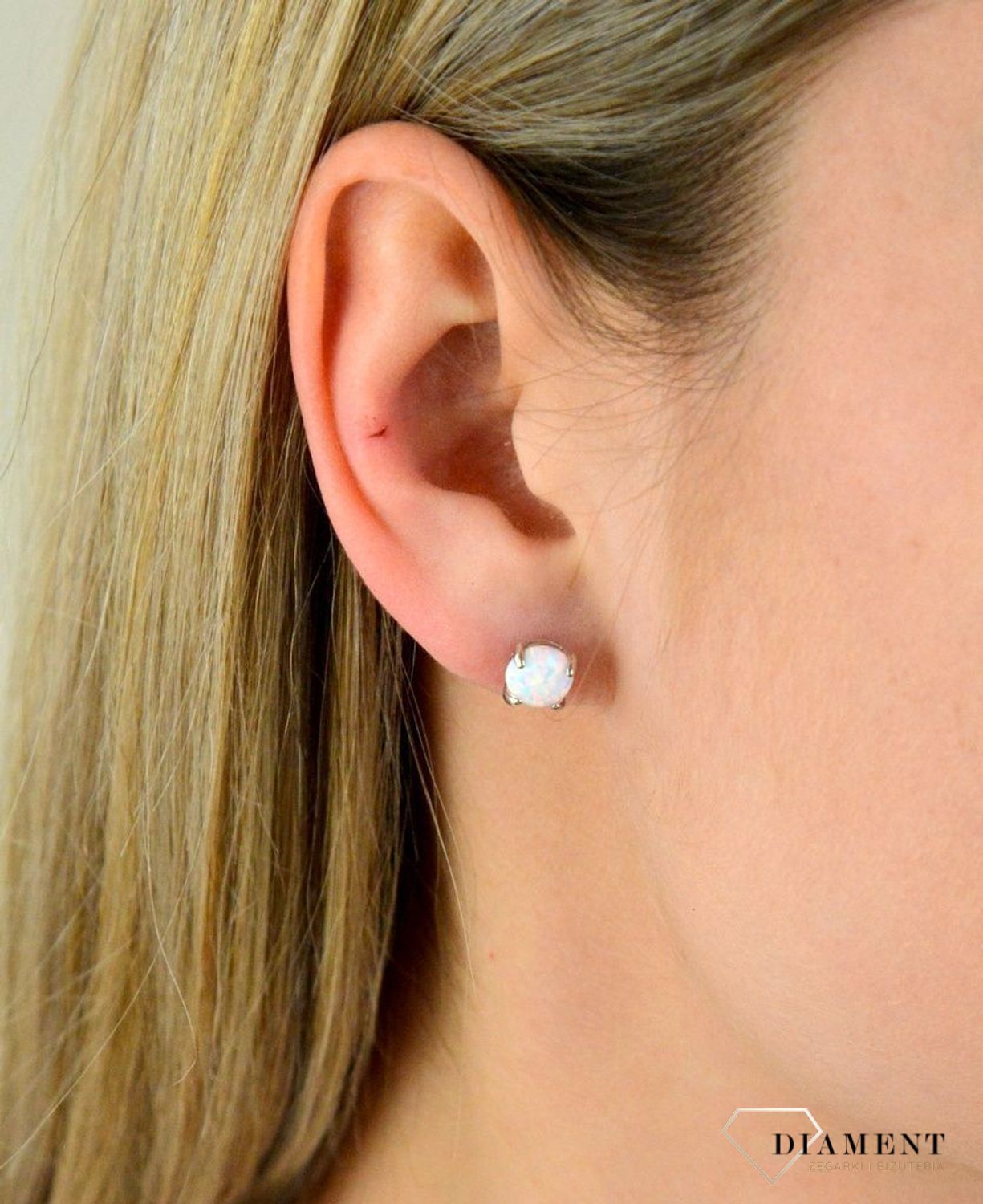 Srebrne kolczyki ozdobione opalem w srebrnej oprawie na sztyft. Delikatne kolczyki wykonane z najwyższej jakości srebrna próby 925 wyglądają bardzo elegancko. Kolczyki w minimalistycznym stylu..jpg