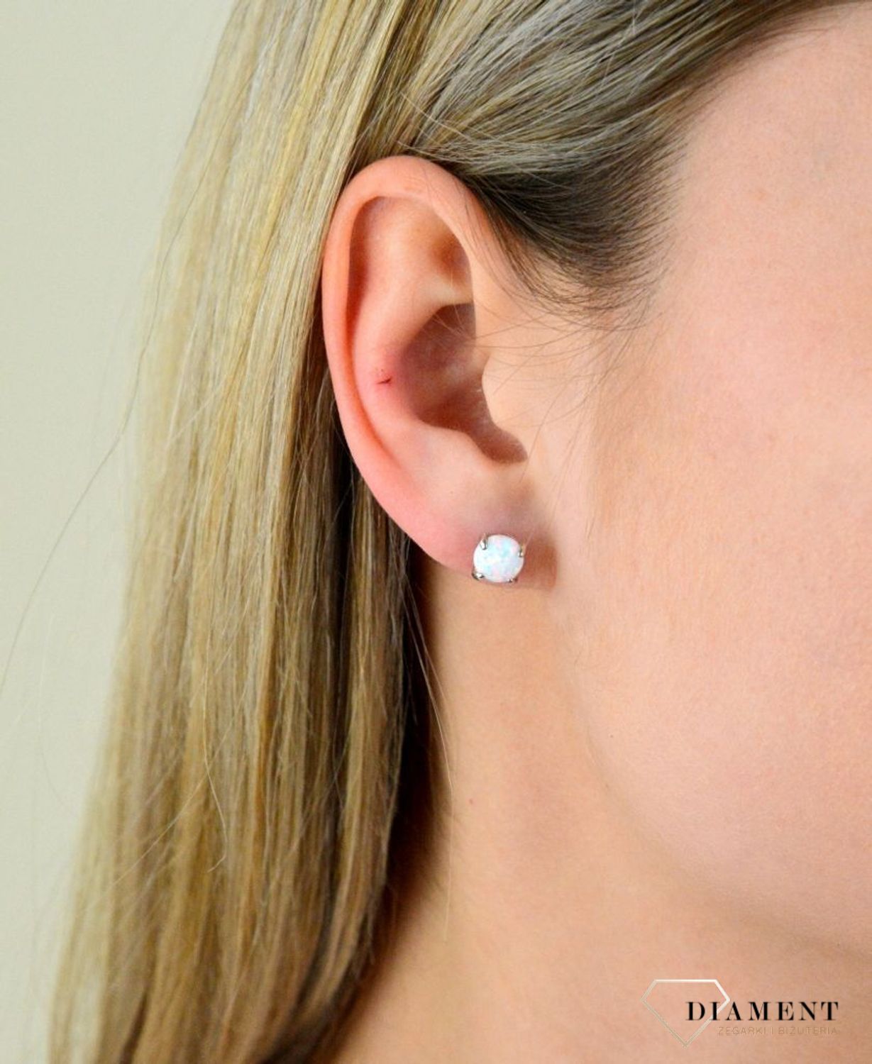 Srebrne kolczyki ozdobione opalem w srebrnej oprawie na sztyft. Delikatne kolczyki wykonane z najwyższej jakości srebrna próby 925 wyglądają bardzo elegancko. Kolczyki w minimalistycznym stylu..jpg