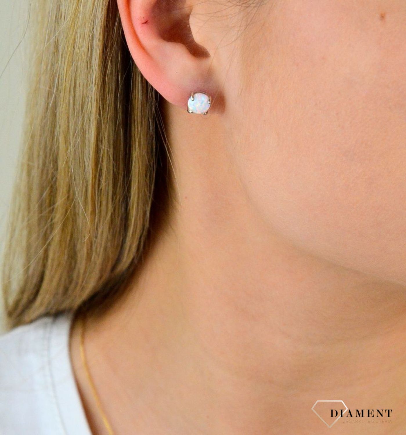 Srebrne kolczyki ozdobione opalem w srebrnej oprawie na sztyft. Delikatne kolczyki wykonane z najwyższej jakości srebrna próby 925 wyglądają bardzo elegancko. Kolczyki w minimalistycznym stylu..jpg