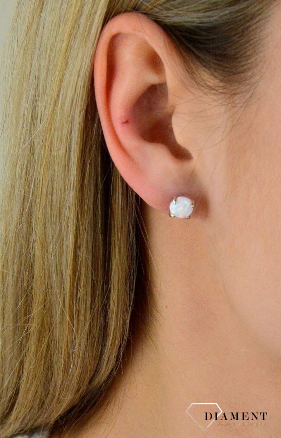 Srebrne kolczyki ozdobione opalem w srebrnej oprawie na sztyft. Delikatne kolczyki wykonane z najwyższej jakości srebrna próby 925 wyglądają bardzo elegancko. Kolczyki w minimalistycznym stylu..jpg