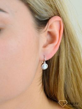 Srebrne kolczyki opal w aureoli cyrkonii 925 SVLE0412SH2O100 Urocze kolczyki w kształcie kulek z opalem. Kolczyki z opalem syntetycznym pięknie mienią się przy każdym ruchu. Na prezent (2).JPG