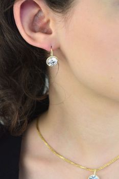 Pozłacana zawieszka okrągła z cyrkonią – elegancka zawieszka JVD (6).jpg
