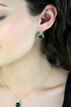 Srebrne pozłacane kolczyki 925 z zieloną cyrkonią – eleganckie kolczyki z biglem angielskimol (3).jpg