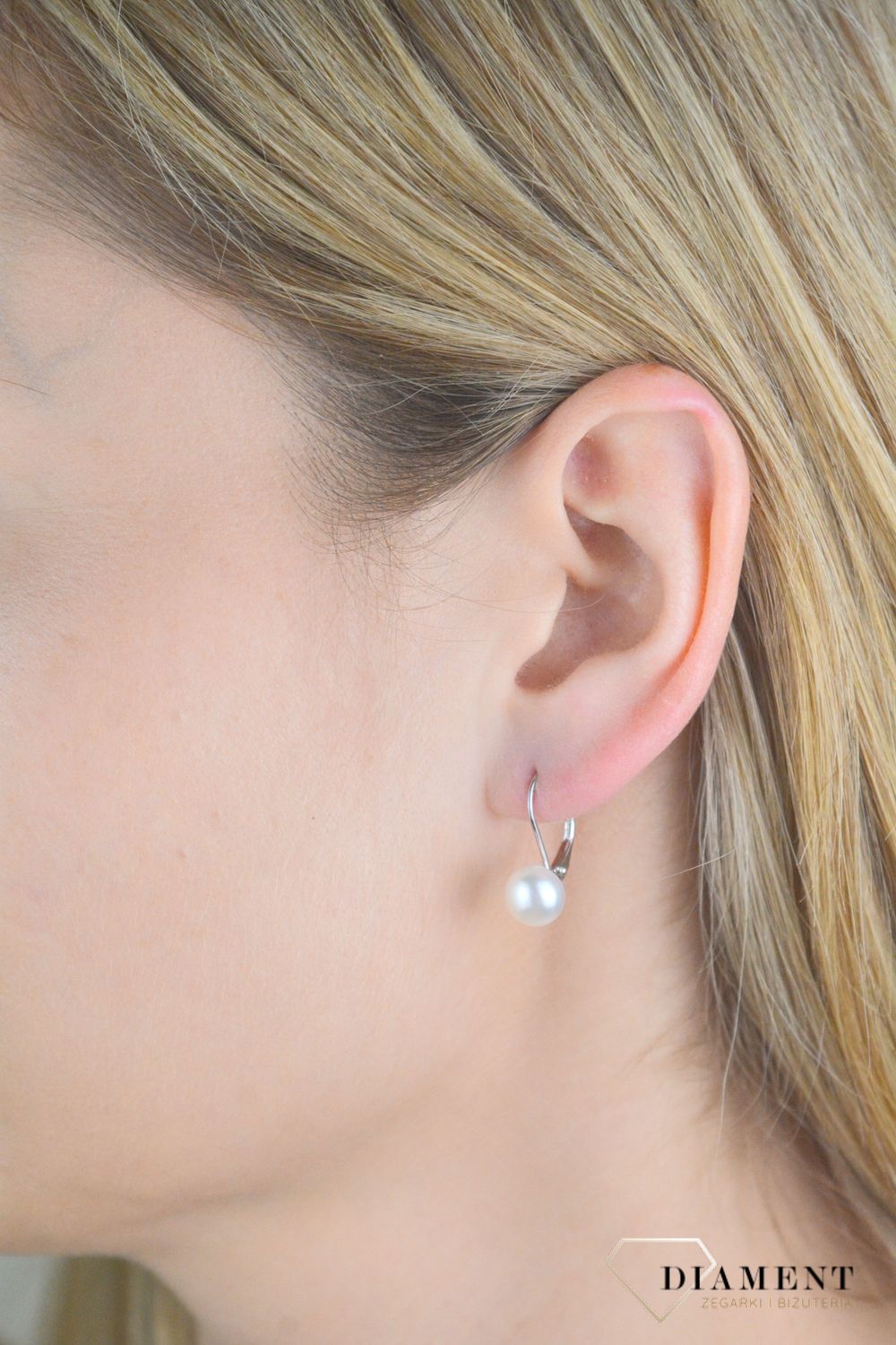Kolczyki srebrne damskie 925 z perełką SVLE0476XD2P108. Srebrne kolczyki damskie. Srebrne kolczyki z perłą. Srebrne kolczyki damskie klasyczne z perłą. Kolczyki srebrne z zapięciem na bigiel. Srebrne kolczyki damskie na prez.jpg