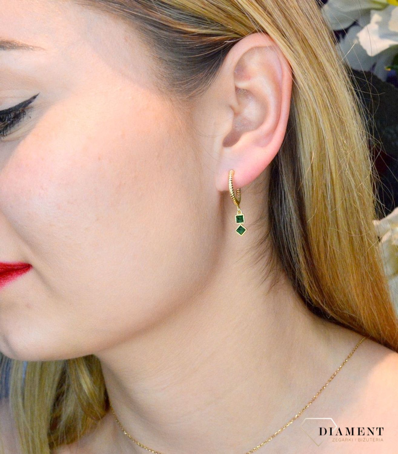 Srebrne kolczyki pozłacane wiszące kółeczka z grawerowaniem SVLE0522SH2GZ00.Kolczyki wiszące kółeczka z ozdobnym grawerowaniem. Kolczyki z wiszącą zawieszką w kształcie rombu wypełnionego małą zieloną cyrkonią. Kolczyki pozłac.jpg