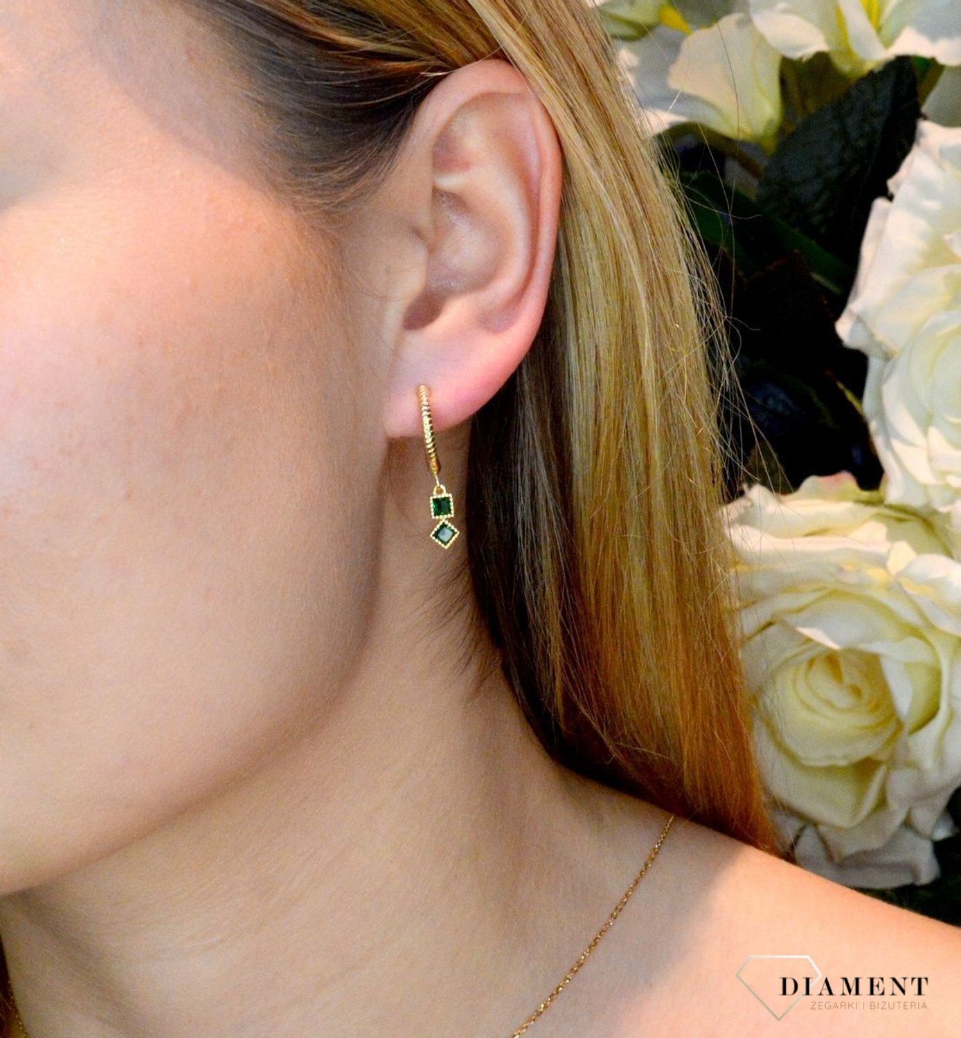 Srebrne kolczyki pozłacane wiszące kółeczka z grawerowaniem SVLE0522SH2GZ00.Kolczyki wiszące kółeczka z ozdobnym grawerowaniem. Kolczyki z wiszącą zawieszką w kształcie rombu wypełnionego małą zieloną cyrkonią. Kolczyki pozłac.jpg