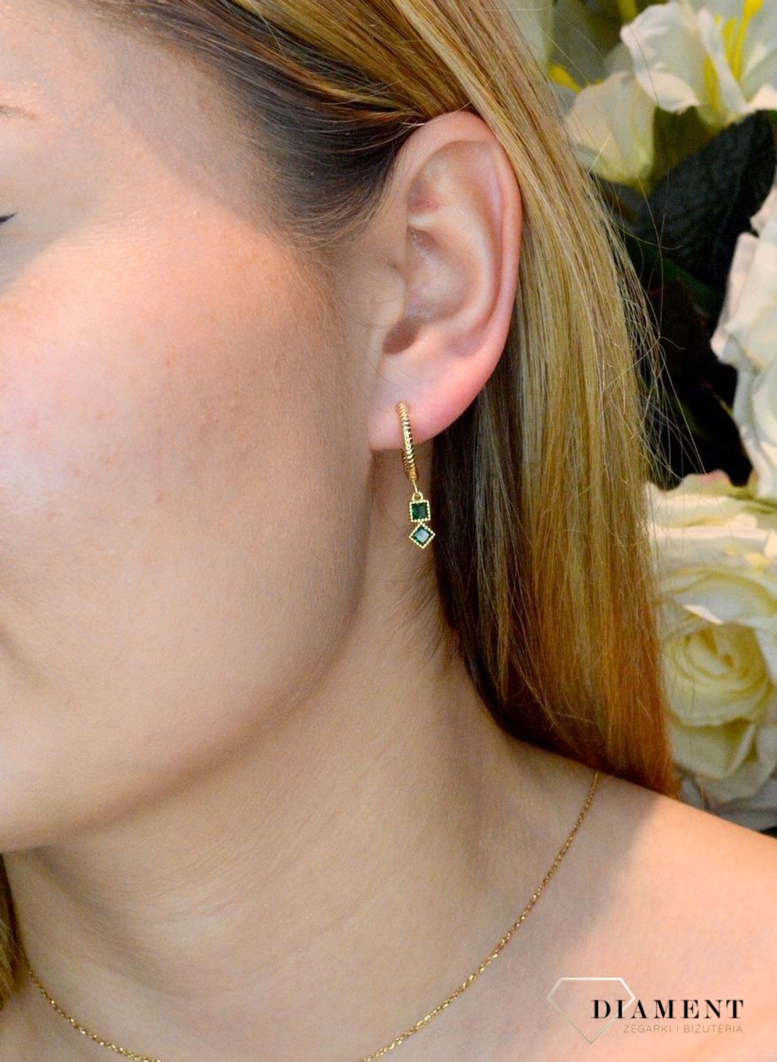 Srebrne kolczyki pozłacane wiszące kółeczka z grawerowaniem SVLE0522SH2GZ00.Kolczyki wiszące kółeczka z ozdobnym grawerowaniem. Kolczyki z wiszącą zawieszką w kształcie rombu wypełnionego małą zieloną cyrkonią. Kolczyki pozłac.jpg