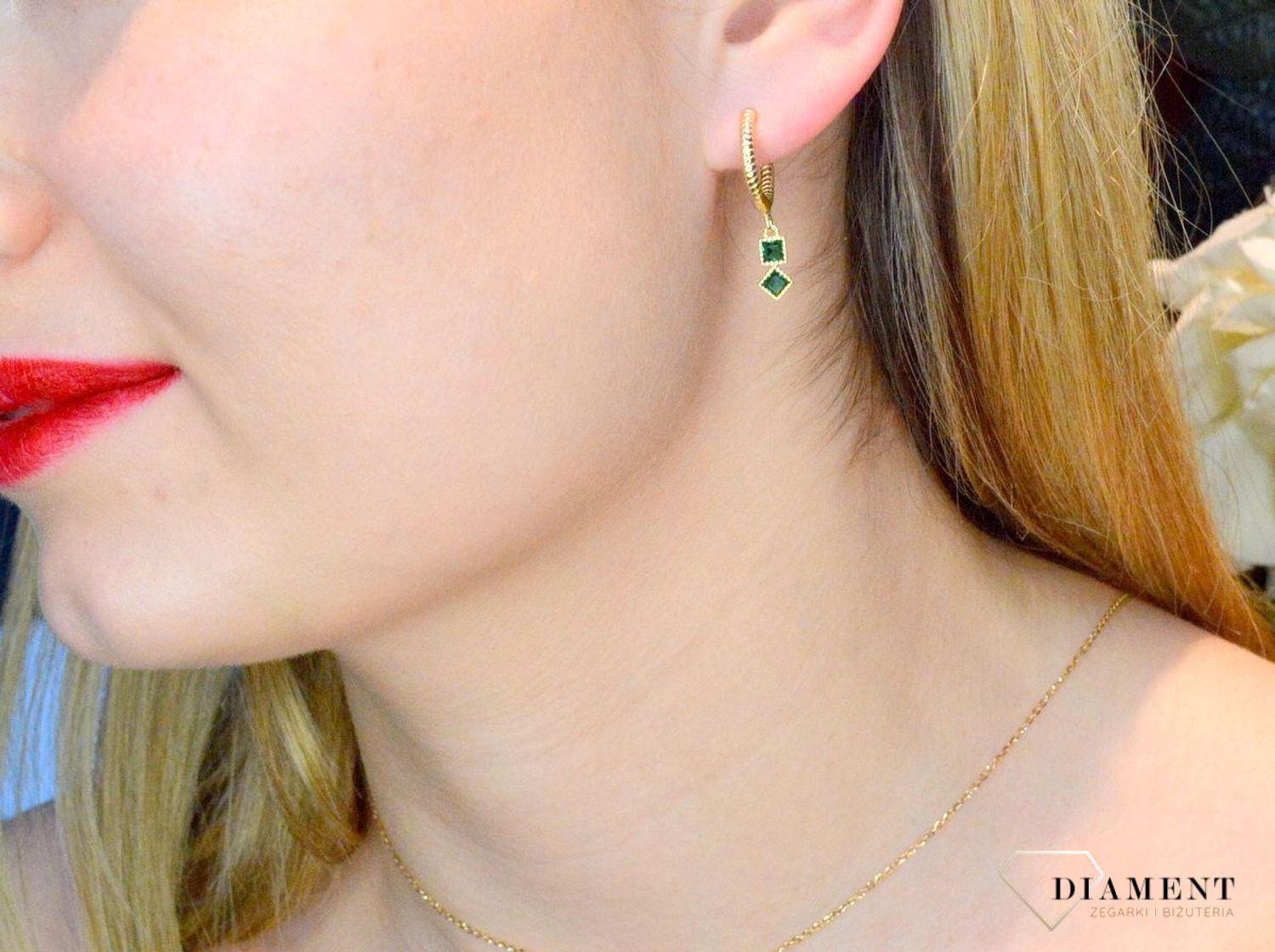 Srebrne kolczyki pozłacane wiszące kółeczka z grawerowaniem SVLE0522SH2GZ00.Kolczyki wiszące kółeczka z ozdobnym grawerowaniem. Kolczyki z wiszącą zawieszką w kształcie rombu wypełnionego małą zieloną cyrkonią. Kolczyki pozłac.jpg