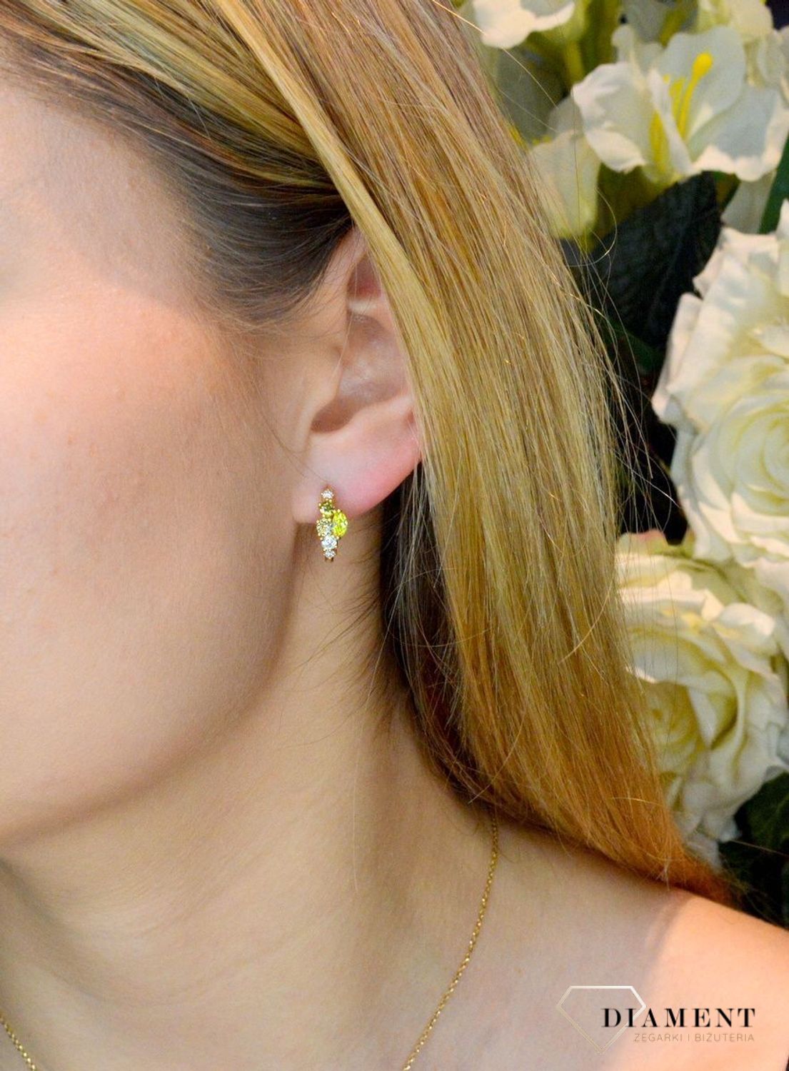 Srebrne kolczyki pozłacane kółeczka błyszczące SVLE0530SH2GZ00. Kolczyki z białymi i jasnozielonymi cyrkoniami. Kolczyki pozłacane nadają subtelności i elegancji. Oryginalne kolczyki srebrne w pozłoceniu o klasycznym kształcie.jpg