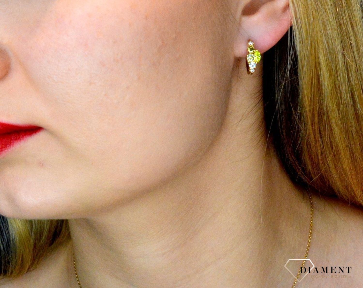 Srebrne kolczyki pozłacane kółeczka błyszczące SVLE0530SH2GZ00. Kolczyki z białymi i jasnozielonymi cyrkoniami. Kolczyki pozłacane nadają subtelności i elegancji. Oryginalne kolczyki srebrne w pozłoceniu o klasycznym kształcie.jpg