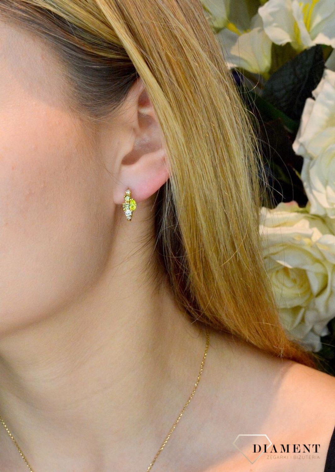 Srebrne kolczyki pozłacane kółeczka błyszczące SVLE0530SH2GZ00. Kolczyki z białymi i jasnozielonymi cyrkoniami. Kolczyki pozłacane nadają subtelności i elegancji. Oryginalne kolczyki srebrne w pozłoceniu o klasycznym kształcie.jpg