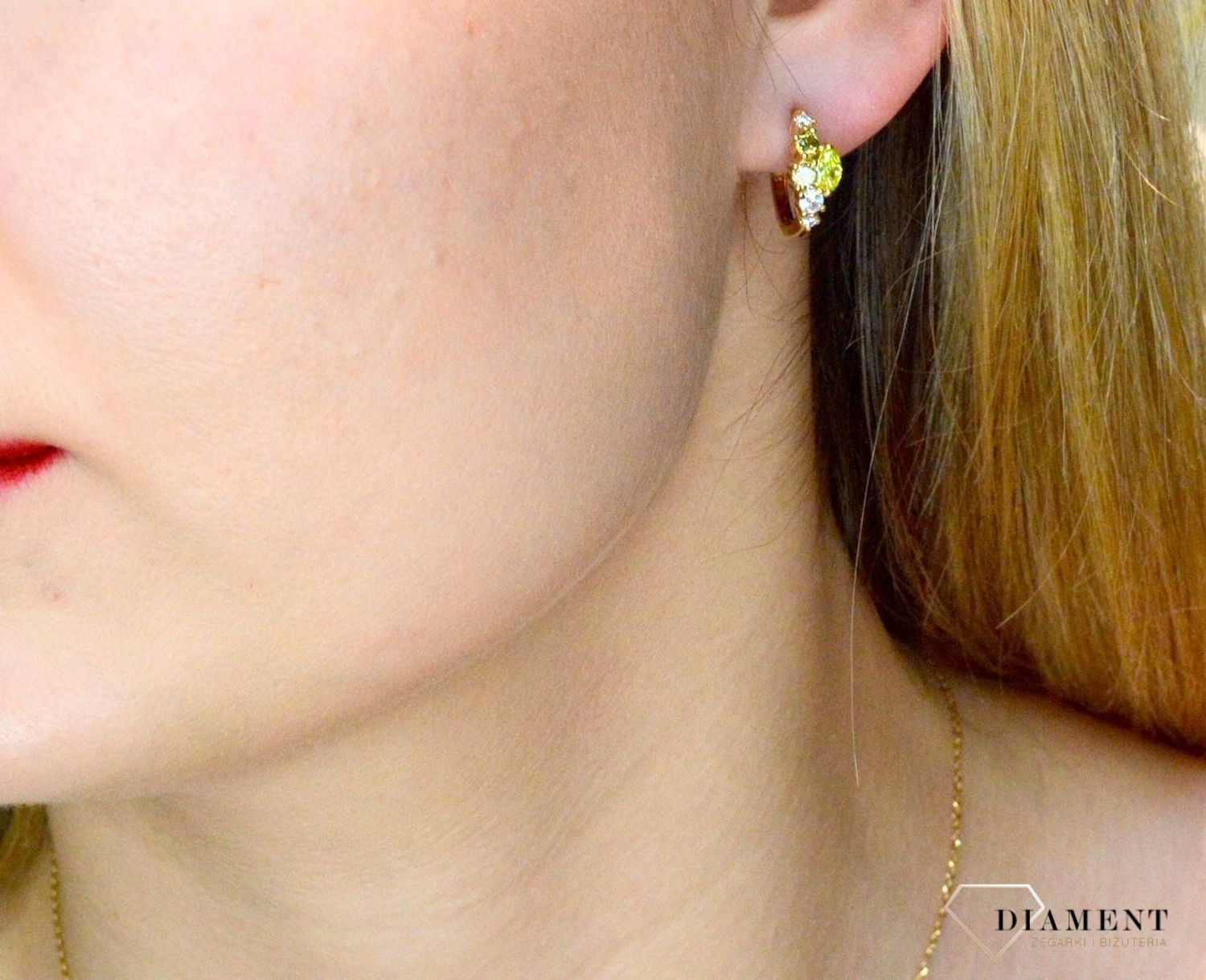 Srebrne kolczyki pozłacane kółeczka błyszczące SVLE0530SH2GZ00. Kolczyki z białymi i jasnozielonymi cyrkoniami. Kolczyki pozłacane nadają subtelności i elegancji. Oryginalne kolczyki srebrne w pozłoceniu o klasycznym kształcie.jpg