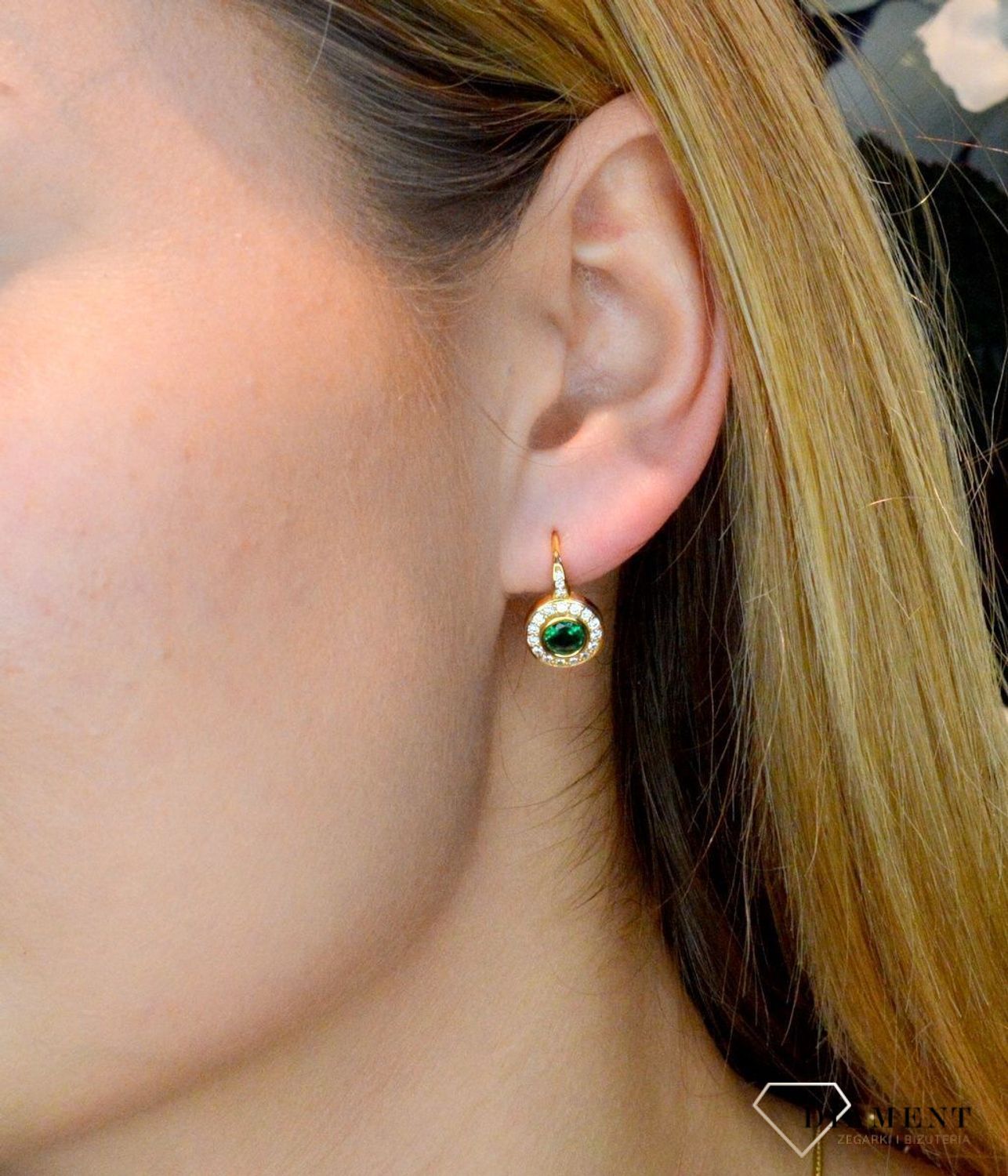 Srebrne kolczyki pozłacane z zieloną cyrkonią SVLE0613XH2GZ00. Kolczyki okrągłe z zieloną cyrkonią pośrodku i drobnymi białymi wokół. Kolczyki pozłacane nadają subtelności i elegancji. Oryginalne kolczyki srebrne w pozłoceniu.jpg
