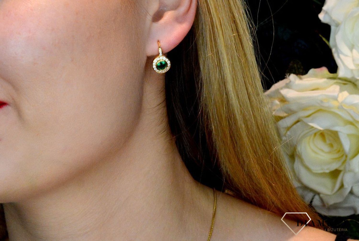 Srebrne kolczyki pozłacane z zieloną cyrkonią SVLE0613XH2GZ00. Kolczyki okrągłe z zieloną cyrkonią pośrodku i drobnymi białymi wokół. Kolczyki pozłacane nadają subtelności i elegancji. Oryginalne kolczyki srebrne w pozłoceniu.jpg