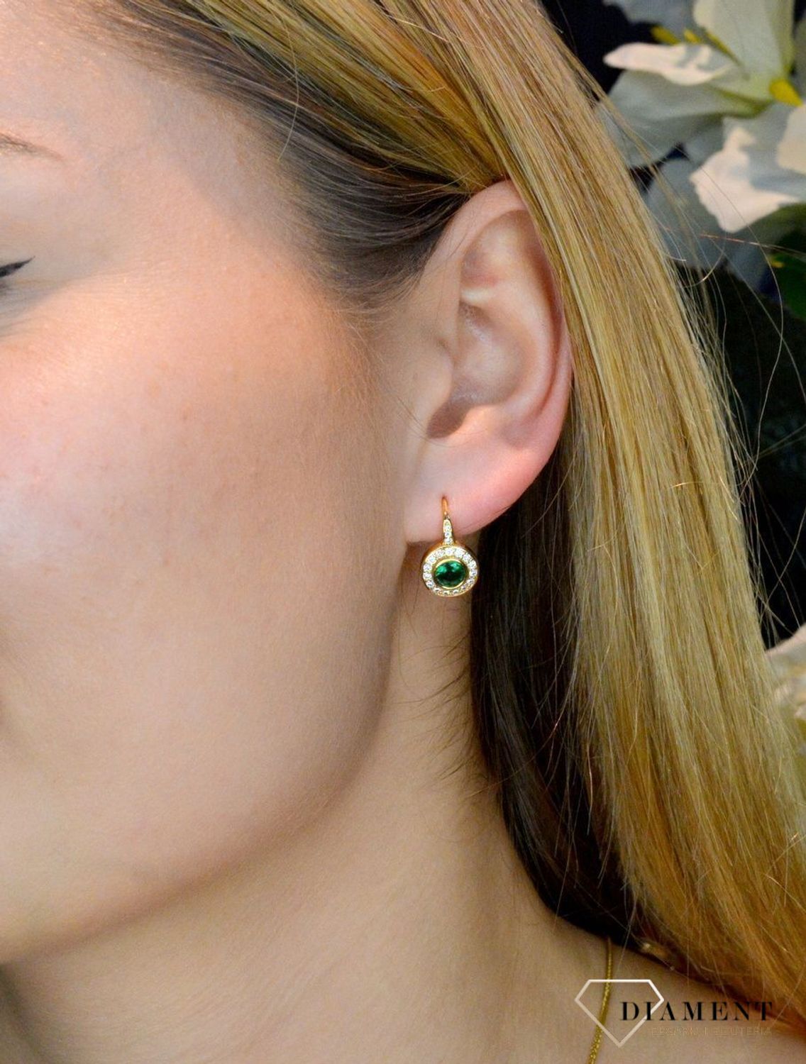 Srebrne kolczyki pozłacane z zieloną cyrkonią SVLE0613XH2GZ00. Kolczyki okrągłe z zieloną cyrkonią pośrodku i drobnymi białymi wokół. Kolczyki pozłacane nadają subtelności i elegancji. Oryginalne kolczyki srebrne w pozłoceniu.jpg