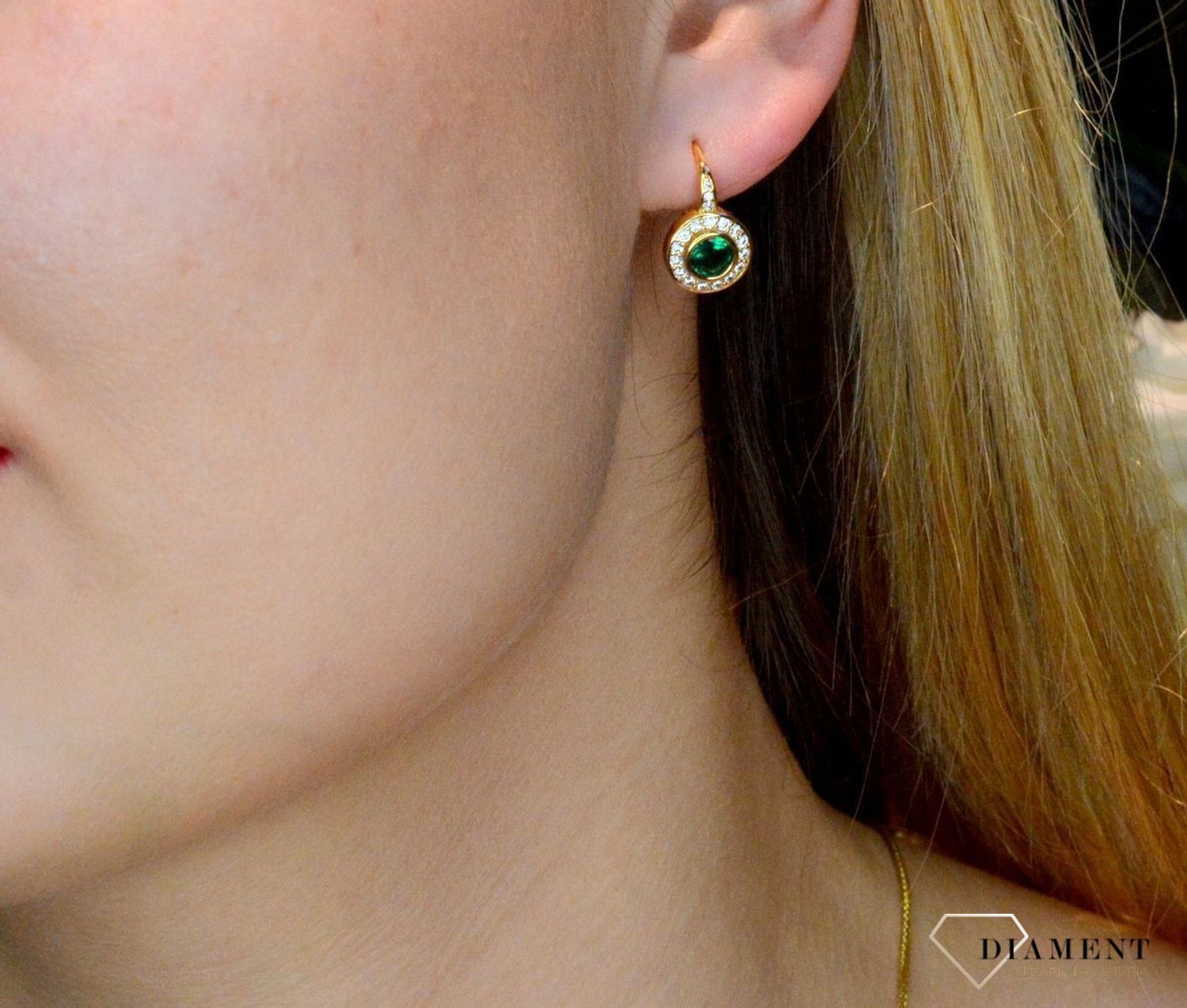 Srebrne kolczyki pozłacane z zieloną cyrkonią SVLE0613XH2GZ00. Kolczyki okrągłe z zieloną cyrkonią pośrodku i drobnymi białymi wokół. Kolczyki pozłacane nadają subtelności i elegancji. Oryginalne kolczyki srebrne w pozłoceniu.jpg