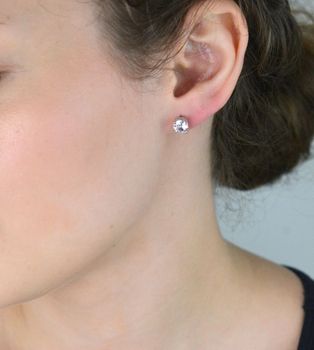 Eleganckie srebrne kolczyki z cyrkonią. Srebro 925, rodowane, wkrętki. Ponadczasowa biżuteria na każdą okazję – blask i szyk w jednym (4).JPG