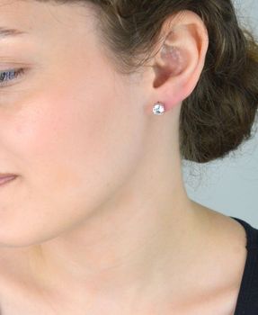 Eleganckie srebrne kolczyki z cyrkonią. Srebro 925, rodowane, wkrętki. Ponadczasowa biżuteria na każdą okazję – blask i szyk w jednym (5).JPG