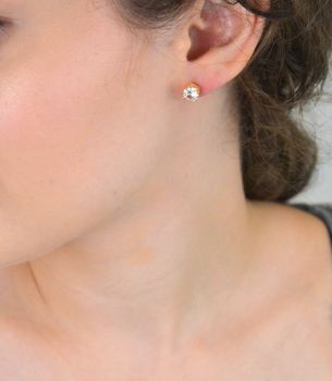 Pozłacane kolczyki srebrne z dużą cyrkonią. Wykonane z rodowanego srebra próby 925, wykończenie IPGold, zapięcie na śrubkę. Eleganckie sztyfty idealne na prezent i do codziennego noszenia (2).JPG