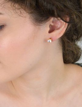 Pozłacane kolczyki srebrne z dużą cyrkonią. Wykonane z rodowanego srebra próby 925, wykończenie IPGold, zapięcie na śrubkę. Eleganckie sztyfty idealne na prezent i do codziennego noszenia (5).JPG