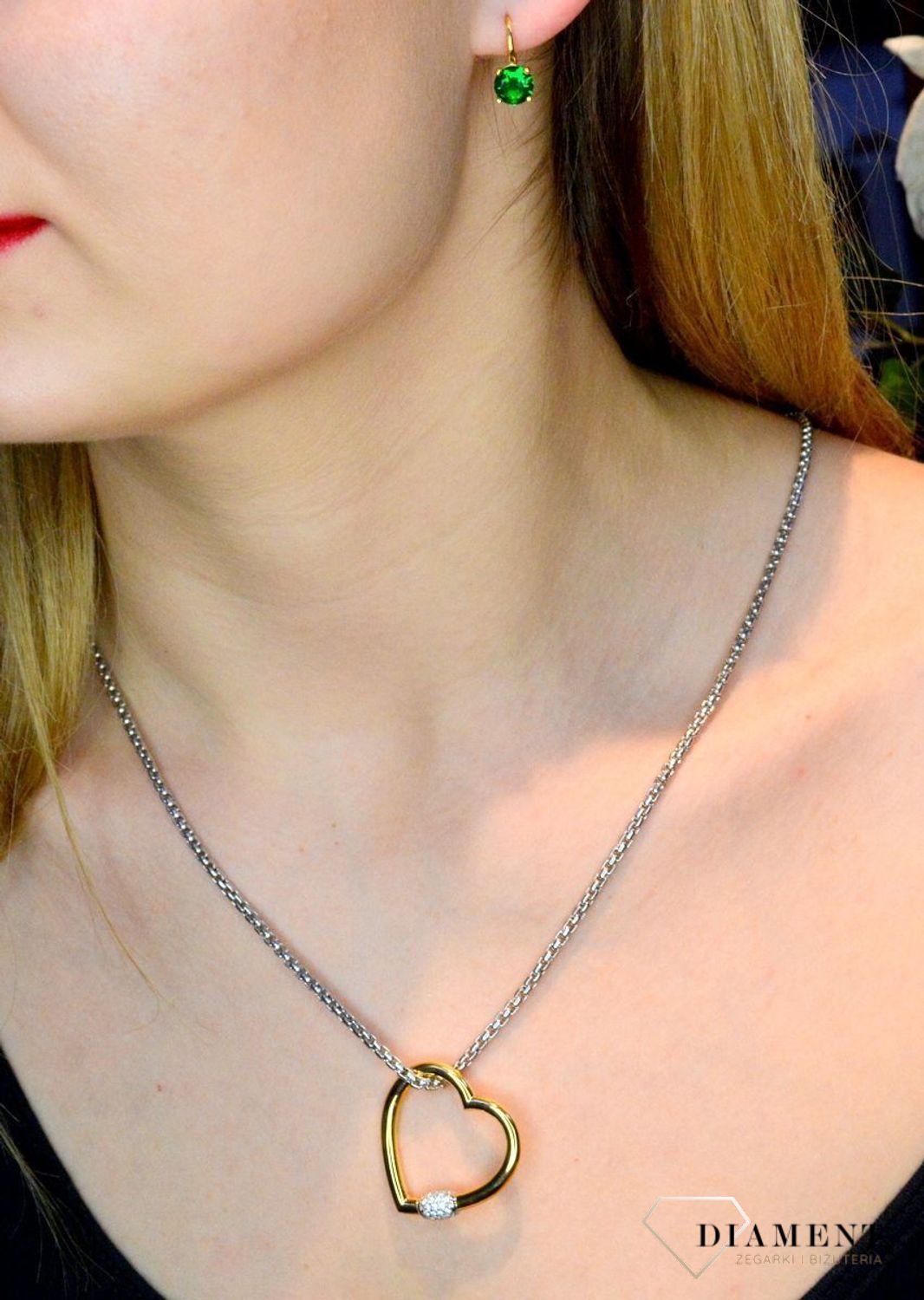 Srebrne kolczyki wiszące z dużą zieloną cyrkonią SVLE0620XH2GZ00.Kolczyki wiszące z dużą zieloną cyrkonią. Kolczyki pozłacane nadają subtelności i elegancji. Oryginalne kolczyki srebrne w pozłoceniu o klasycznym kształcie. Id.jpg