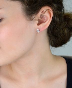 Delikatne srebrne kolczyki aniołki z cyrkoniami. Próba 925, rodowane srebro, wkrętki 10 mm. Idealny prezent dla bliskiej osoby (3).JPG