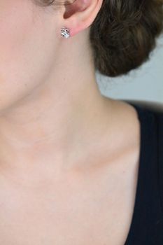 Delikatne srebrne kolczyki aniołki z cyrkoniami. Próba 925, rodowane srebro, wkrętki 10 mm. Idealny prezent dla bliskiej osoby (4).JPG