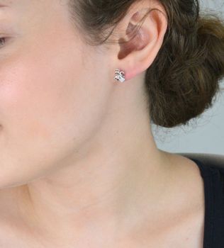 Delikatne srebrne kolczyki aniołki z cyrkoniami. Próba 925, rodowane srebro, wkrętki 10 mm. Idealny prezent dla bliskiej osoby (5).JPG