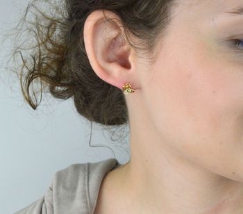 Odkryj złocone srebrne kolczyki JVD w kształcie aniołków z cyrkoniami. Wykonane z najwyższej próby srebra 925. Symboliczna biżuteria z duszą – idealna na prezent! (3).JPG