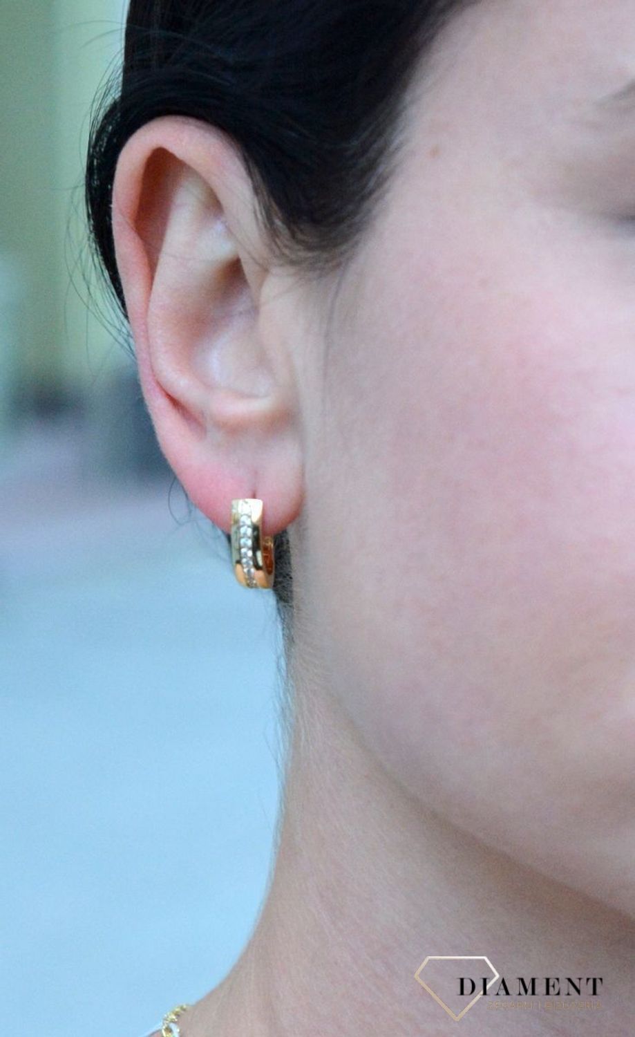 Srebrne kolczyki pozłacane z rzędem cyrkonii przez środek SVLE0649XH2GO00. Srebrne kolczyki pozłacane wykonane z najwyższej jakości srebra próby 925 w kształcie koła.jpg