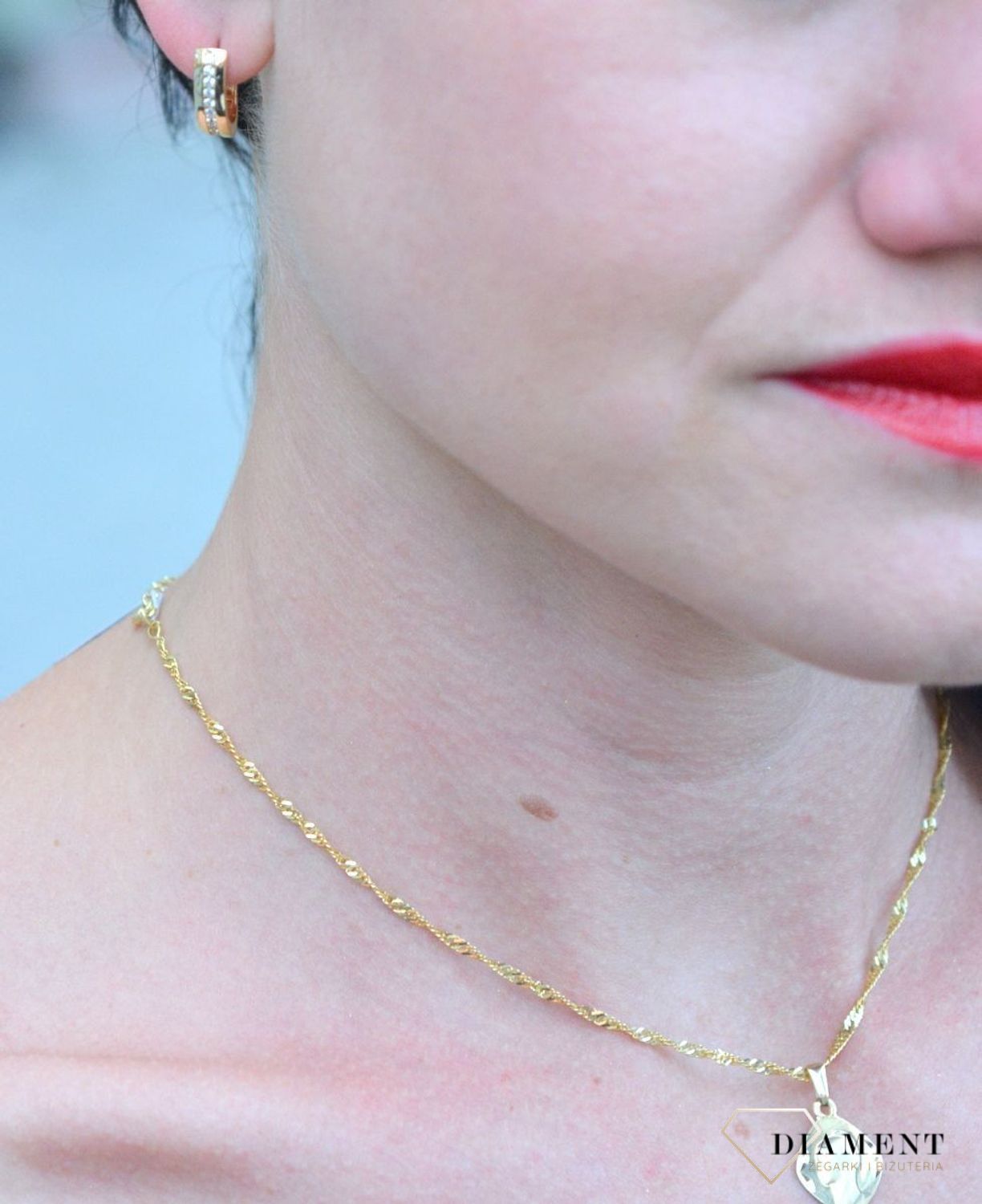 Srebrne kolczyki pozłacane z rzędem cyrkonii przez środek SVLE0649XH2GO00. Srebrne kolczyki pozłacane wykonane z najwyższej jakości srebra próby 925 w kształcie koła.jpg