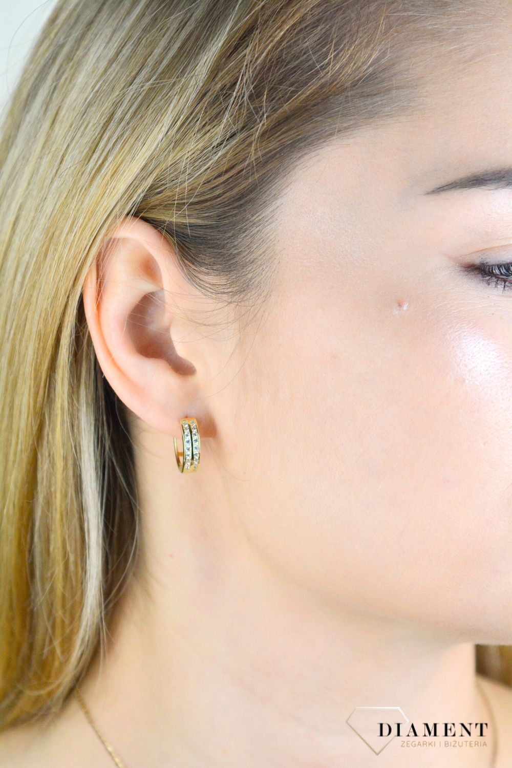 Kolczyki srebrne damskie 925 kółeczka w pozłoceniu z cyrkoniami SVLE0655XH2GO00. Srebrne kolczyki kółeczka. Srebrne kolczyki pokryte złotem. Kolczyki srebrne kółka z cyrkoniami. Kolczyki srebrne damskie kółeczka idealne na prezent..jpg