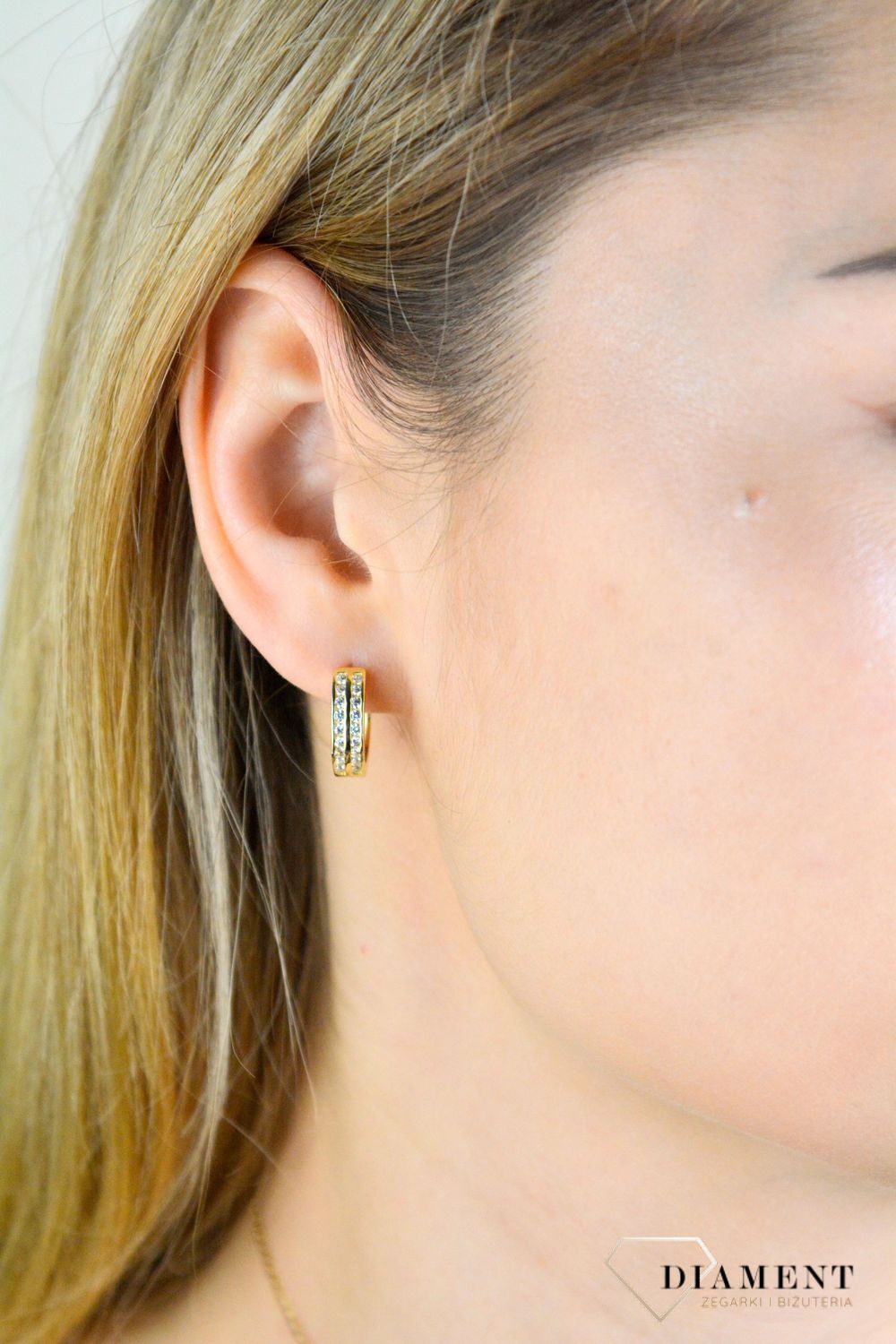 Kolczyki srebrne damskie 925 kółeczka w pozłoceniu z cyrkoniami SVLE0655XH2GO00. Srebrne kolczyki kółeczka. Srebrne kolczyki pokryte złotem. Kolczyki srebrne kółka z cyrkoniami. Kolczyki srebrne damskie kółeczka idealne na prezent..jpg