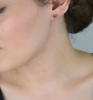 Delikatne srebrne kolczyki serduszka z drzewkiem szczęścia. Srebro 925, rodowane, wkrętki 7x9 mm. Symbol miłości, harmonii i pozytywnej energii (2).JPG