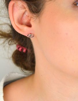 Urocze srebrne kolczyki z podwójnym serduszkiem. Srebro 925, rodowane, wkrętki 9x7 mm. Idealny prezent pełen miłości i elegancji (2).JPG