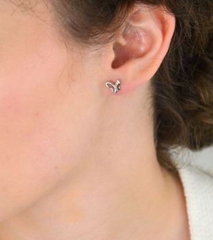 Urocze srebrne kolczyki motylki z cyrkonią. Srebro 925, rodowane, wkrętki 8 mm. Idealne na prezent dla miłośniczek subtelnej biżuterii (1).JPG