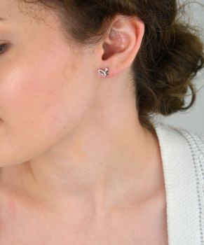 Urocze srebrne kolczyki motylki z cyrkonią. Srebro 925, rodowane, wkrętki 8 mm. Idealne na prezent dla miłośniczek subtelnej biżuterii (4).JPG