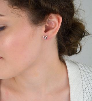 Urocze srebrne kolczyki motylki z cyrkonią. Srebro 925, rodowane, wkrętki 8 mm. Idealne na prezent dla miłośniczek subtelnej biżuterii (5).JPG