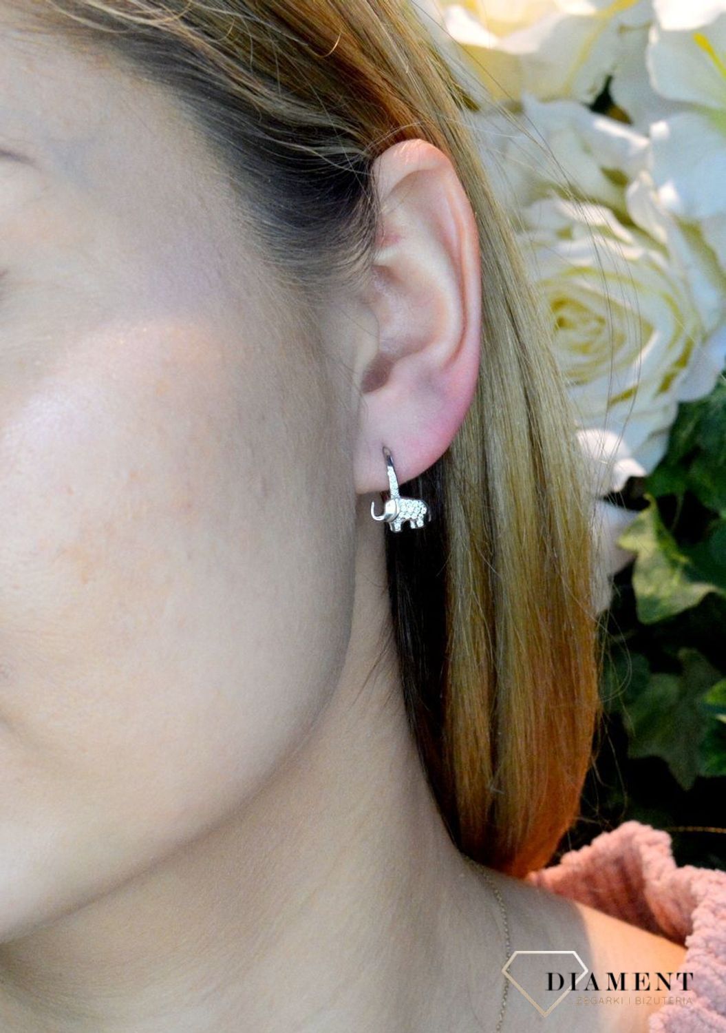Srebrne kolczyki słoniki z cyrkonią SVLE0762XF6BI00.  Srebrne słoniki  wysadzane białymi cyrkoniami. Kolczyki zostały wykonane z najwyższej jakości srebra próby 925.  Kolczyki z wygodnym zapięciem na bigiel. Idealne na prezent..JPG