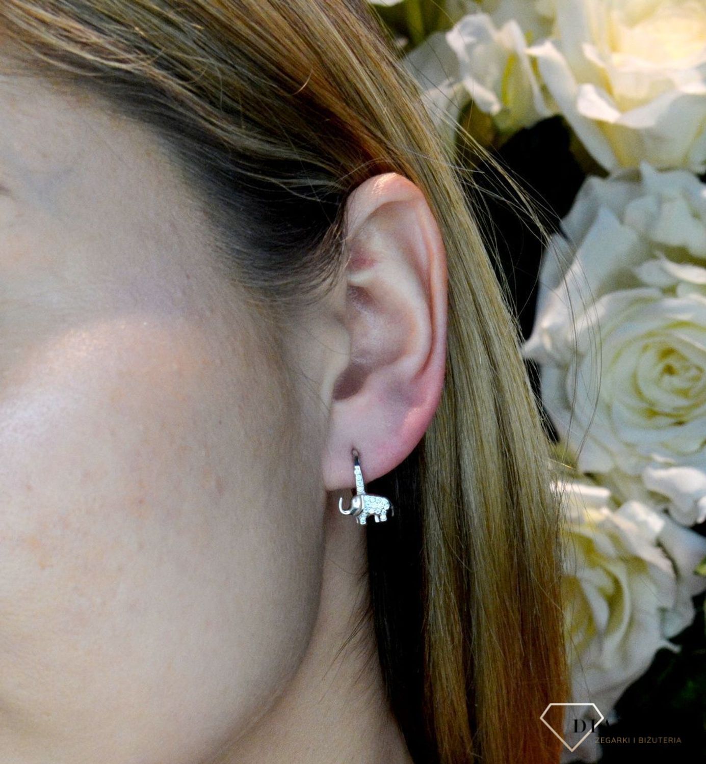 Srebrne kolczyki słoniki z cyrkonią SVLE0762XF6BI00.  Srebrne słoniki  wysadzane białymi cyrkoniami. Kolczyki zostały wykonane z najwyższej jakości srebra próby 925.  Kolczyki z wygodnym zapięciem na bigiel. Idealne na prezent..JPG