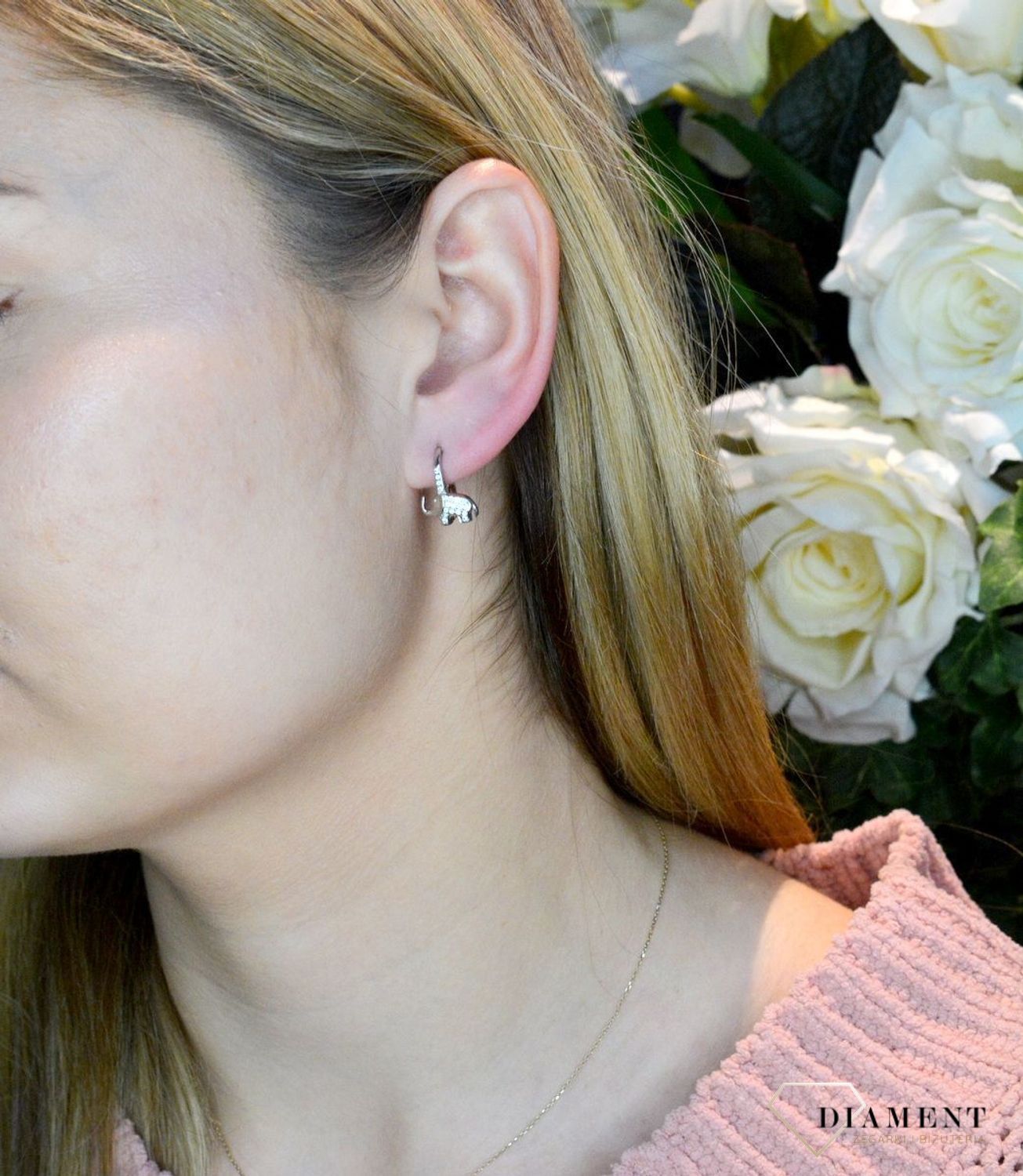 Srebrne kolczyki słoniki z cyrkonią SVLE0762XF6BI00.  Srebrne słoniki  wysadzane białymi cyrkoniami. Kolczyki zostały wykonane z najwyższej jakości srebra próby 925.  Kolczyki z wygodnym zapięciem na bigiel. Idealne na prezent..JPG