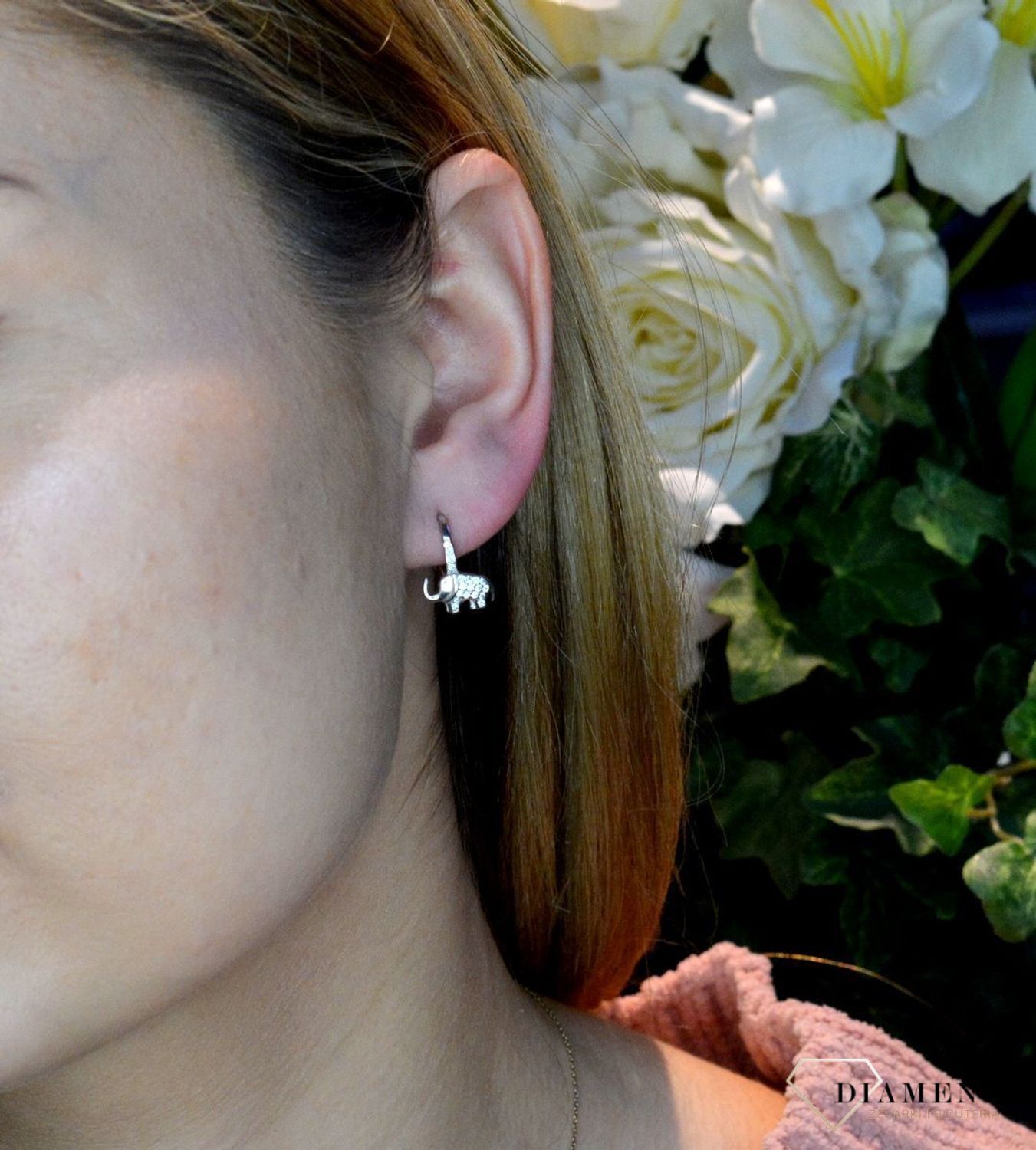 Srebrne kolczyki słoniki z cyrkonią SVLE0762XF6BI00.  Srebrne słoniki  wysadzane białymi cyrkoniami. Kolczyki zostały wykonane z najwyższej jakości srebra próby 925.  Kolczyki z wygodnym zapięciem na bigiel. Idealne na prezent..JPG