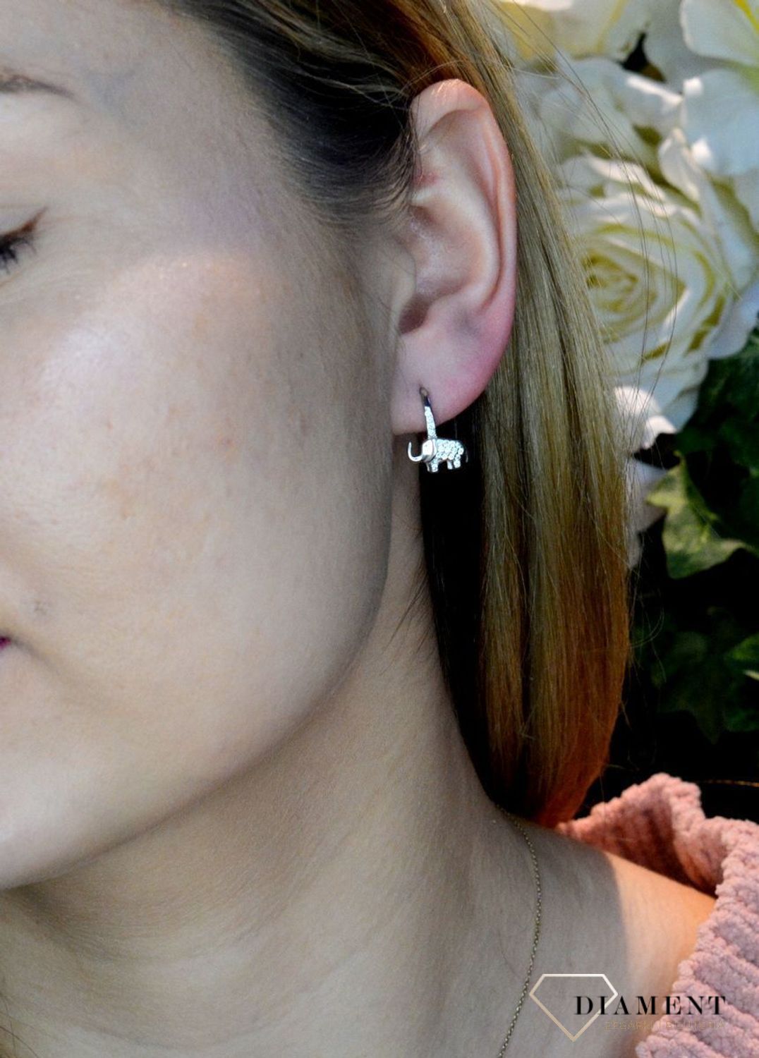 Srebrne kolczyki słoniki z cyrkonią SVLE0762XF6BI00.  Srebrne słoniki  wysadzane białymi cyrkoniami. Kolczyki zostały wykonane z najwyższej jakości srebra próby 925.  Kolczyki z wygodnym zapięciem na bigiel. Idealne na prezent..JPG