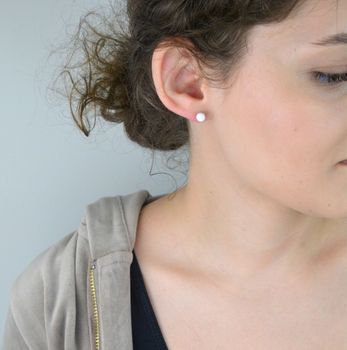 Srebrne kolczyki ozdobione opalem na sztyft. Delikatne kolczyki wykonane z najwyższej jakości srebrna próby 925 wyglądają bardzo elegancko. Kolczyki w minimalistycznym stylu, wpisujące się w obecne trendy modowe (4).JPG