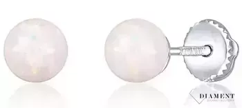 Srebrne kolczyki ozdobione opalem na sztyft. Delikatne kolczyki wykonane z najwyższej jakości srebrna próby 925 wyglądają bardzo elegancko. Kolczyki w minimalistycznym stylu, wpisujące się w obecne trendy modowe..webp