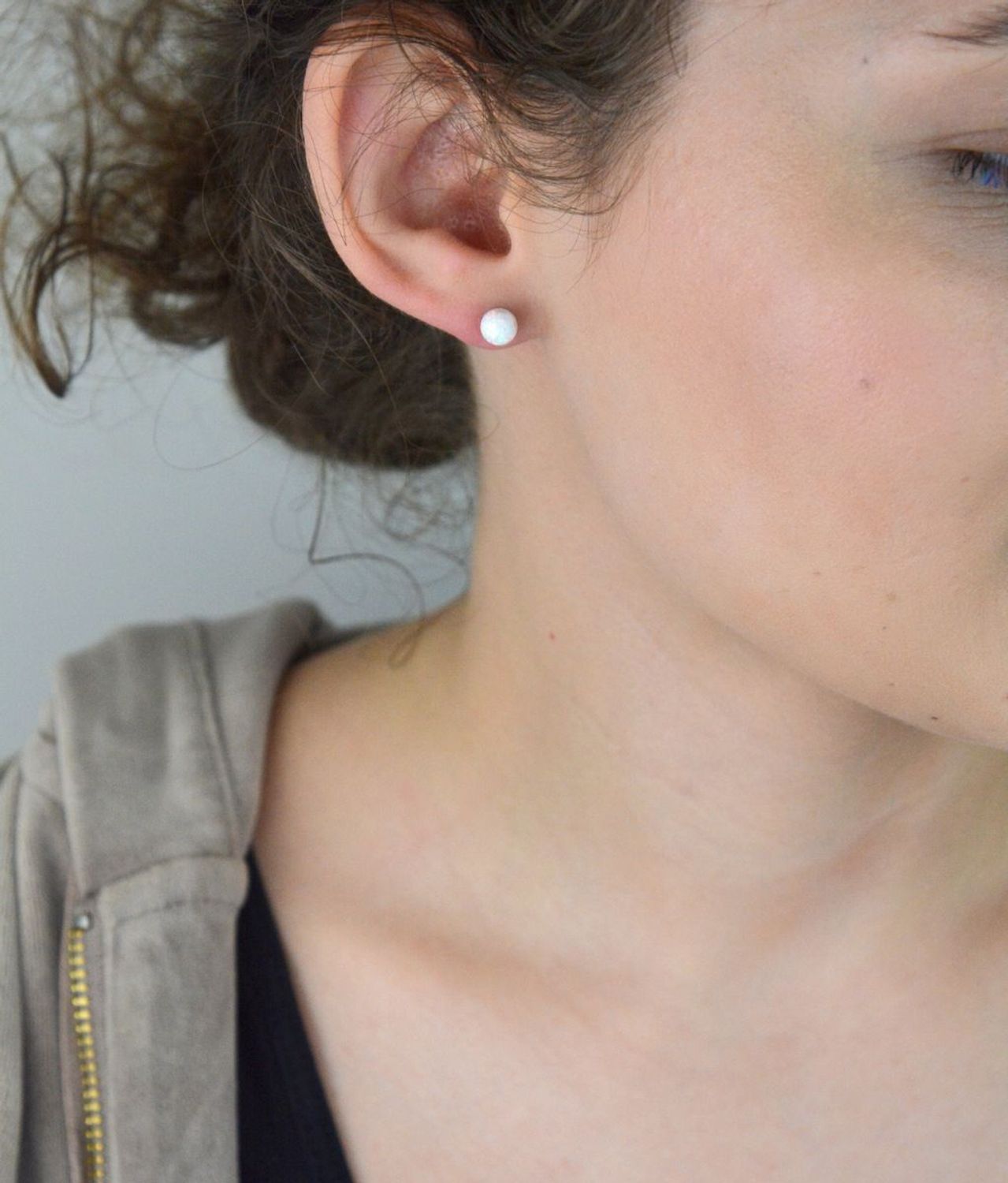 Srebrne kolczyki ozdobione opalem na sztyft. Delikatne kolczyki wykonane z najwyższej jakości srebrna próby 925 wyglądają bardzo elegancko. Kolczyki w minimalistycznym stylu, wpisujące się w obecne trendy modowe..webp