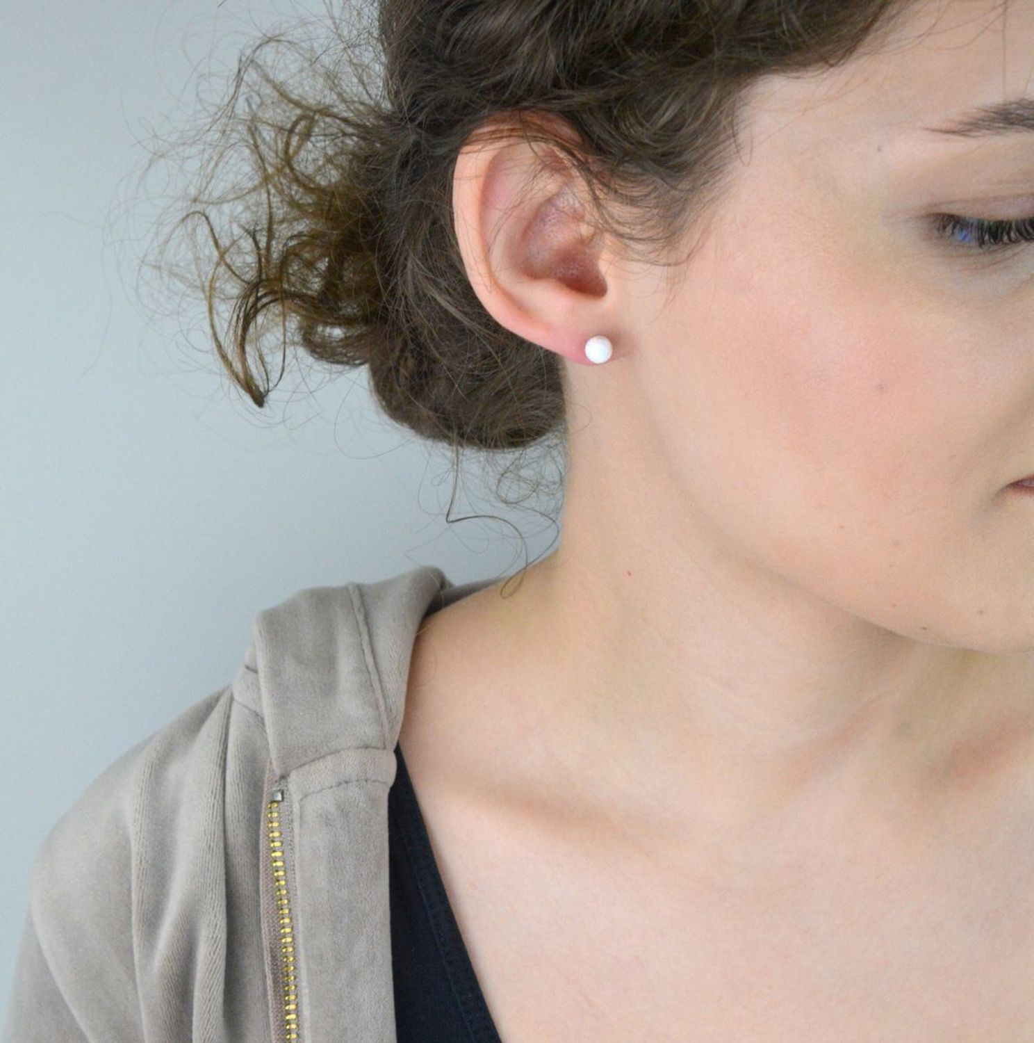 Srebrne kolczyki ozdobione opalem na sztyft. Delikatne kolczyki wykonane z najwyższej jakości srebrna próby 925 wyglądają bardzo elegancko. Kolczyki w minimalistycznym stylu, wpisujące się w obecne trendy modowe..webp