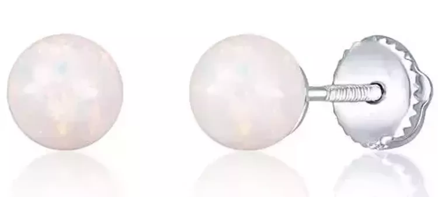 Srebrne kolczyki ozdobione opalem na sztyft. Delikatne kolczyki wykonane z najwyższej jakości srebrna próby 925 wyglądają bardzo elegancko. Kolczyki w minimalistycznym stylu, wpisujące się w obecne trendy modowe..webp