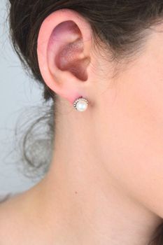 Kolczyki srebrne rodowane z perłą i kuleczkami JVD SVLE0814SH2P1SR eleganckie ✨🤍🔘 (1).jpg