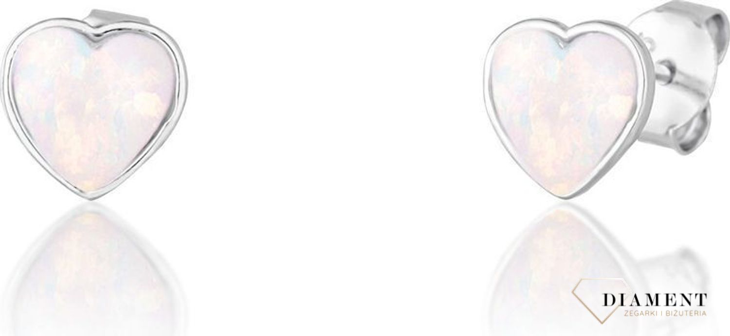 Srebrne kolczyki serca ozdobione opalem na sztyft. Delikatne kolczyki wykonane z najwyższej jakości srebrna próby 925 wyglądają bardzo elegancko. Kolczyki w minimalistycznym stylu. (2).jpg